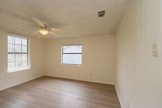 6950 Lark Haven Ln in San Antonio, TX - Foto de edificio - Building Photo