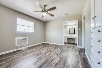 Falcon Ridge Apartments in Universal City, TX - Foto de edificio - Building Photo