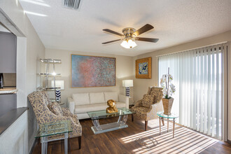 Magnolia Lake Apartments in Wichita, KS - Building Photo - Interior Photo