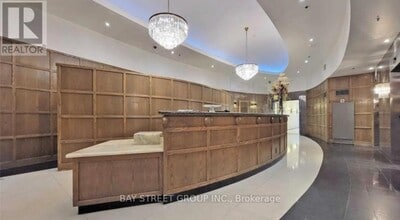 102 Bloor St W in Toronto, ON - Building Photo - Building Photo