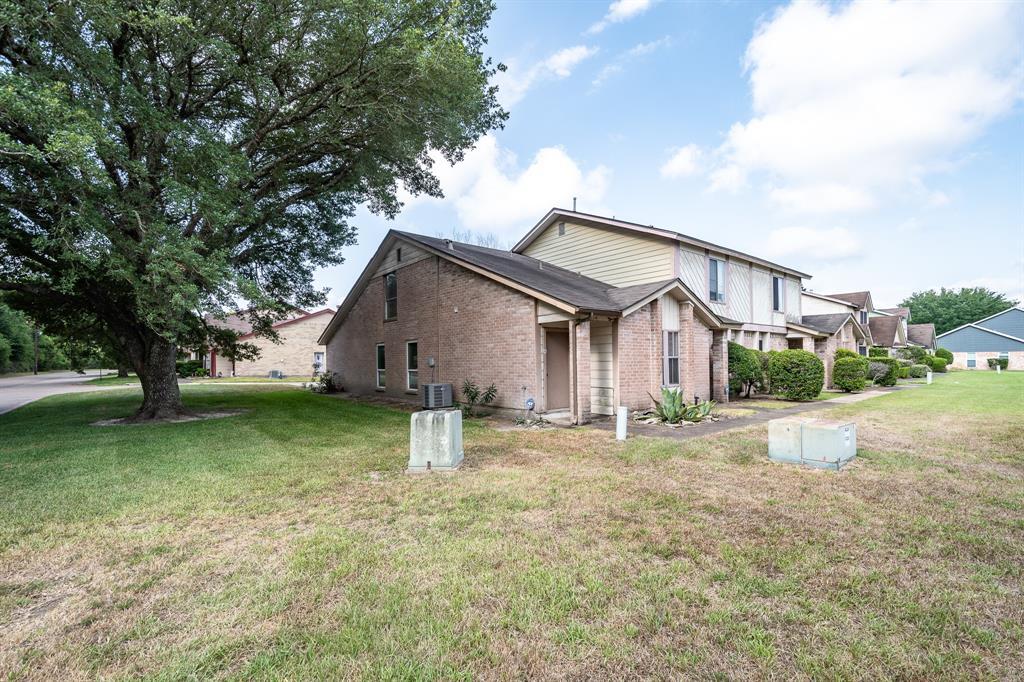2053 Country Village Blvd in Humble, TX - Building Photo