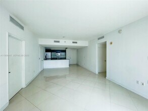 951 Brickell Ave, Unit 2407 in Miami, FL - Foto de edificio - Building Photo