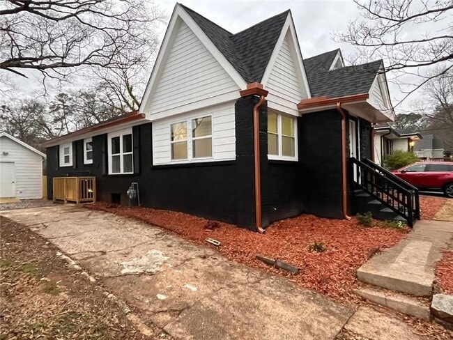 1332 Thurgood St SW in Atlanta, GA - Foto de edificio - Building Photo