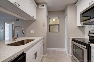 10035 Winding Lake Rd-Unit -104 in Sunrise, FL - Building Photo - Building Photo