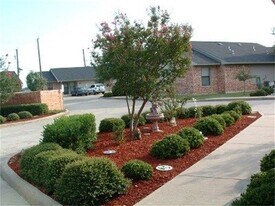 108 8th St in Venus, TX - Building Photo