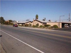 304 E Florinda St in Hanford, CA - Building Photo - Building Photo