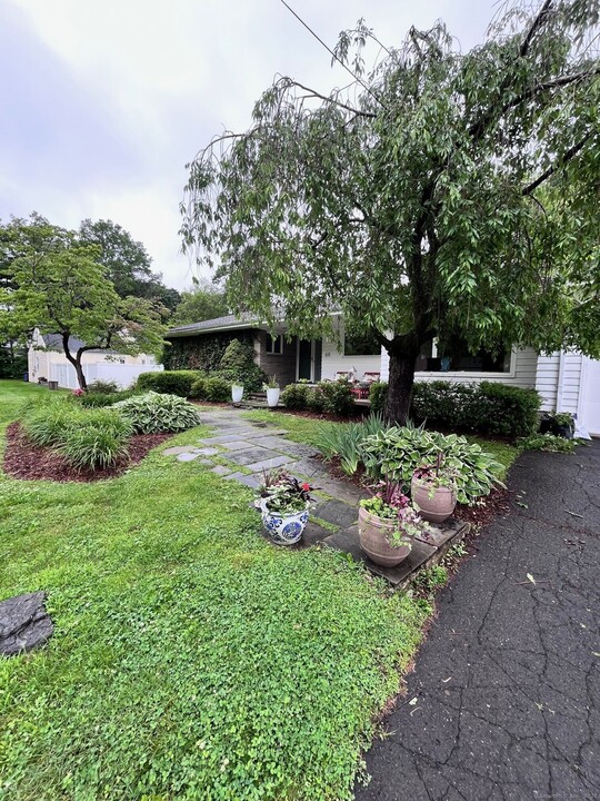 46 Tumblebrook Ln in West Hartford, CT - Building Photo