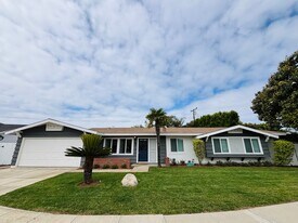 271 Rochester St in Costa Mesa, CA - Building Photo