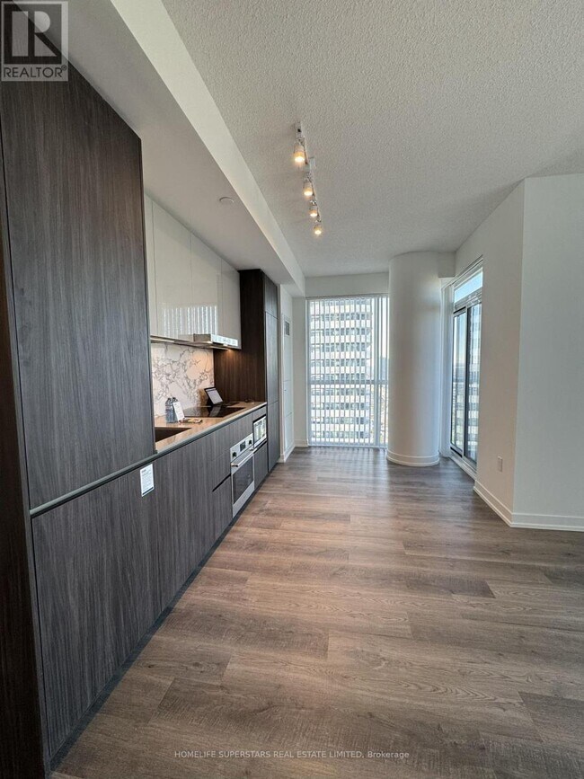 8 Interchange Wy in Vaughan, ON - Building Photo - Building Photo