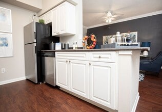 2800 Wilcrest Dr in Houston, TX - Building Photo - Building Photo