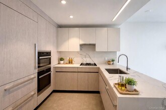 133-27 39th Ave, Unit 5T in Queens, NY - Foto de edificio - Building Photo