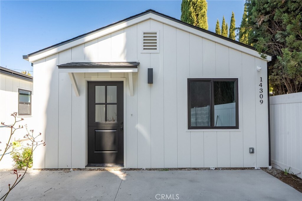 14309 Califa St in Los Angeles, CA - Building Photo