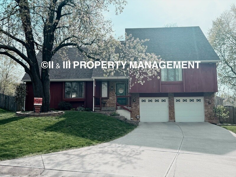 7414 Monrovia St in Shawnee, KS - Building Photo