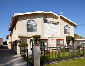 921 S Charlotte Ave in San Gabriel, CA - Foto de edificio - Building Photo