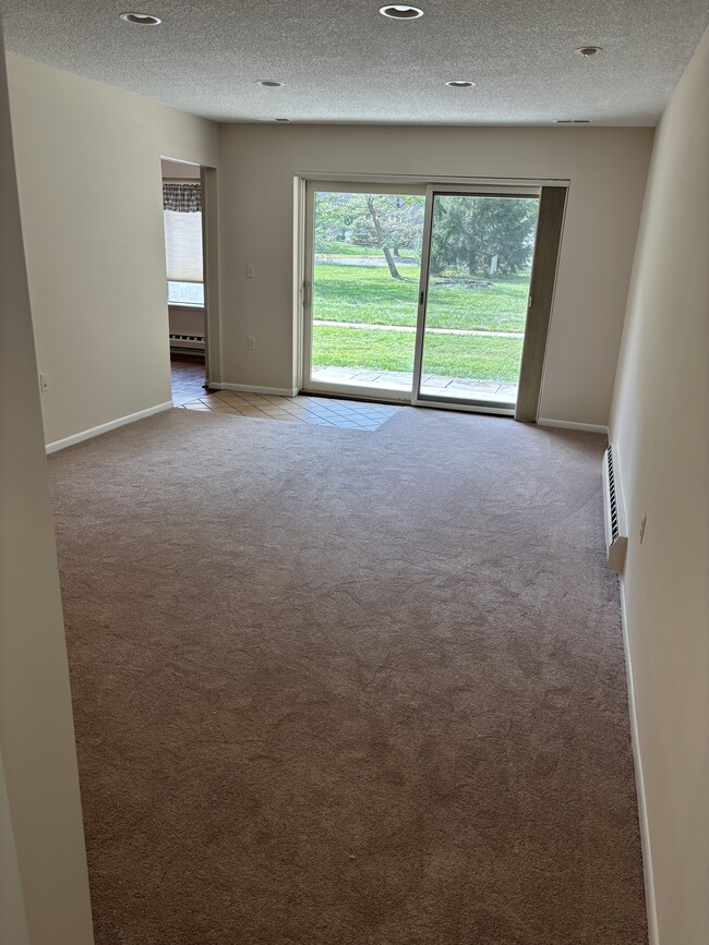 15320 Pine Orchard Dr, Unit 1F in Silver Spring, MD - Building Photo - Building Photo