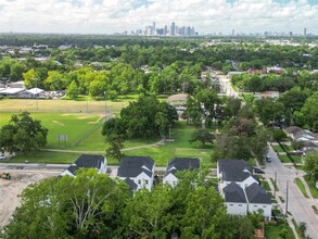 9902 Clark Rd, Unit 203 in Houston, TX - Building Photo - Building Photo