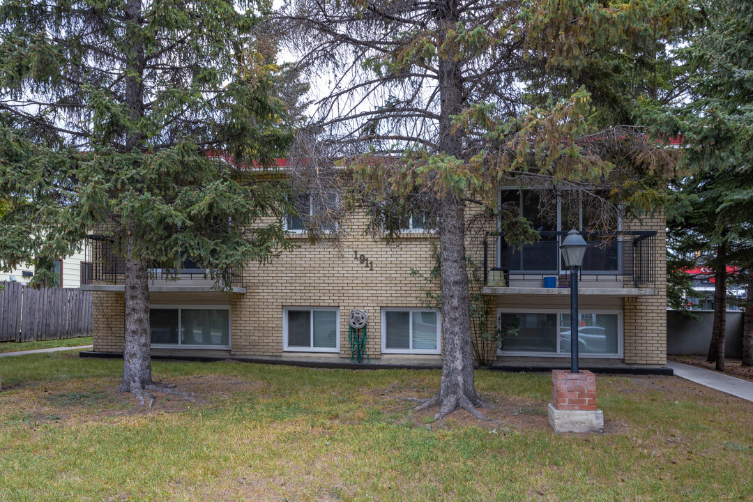 1911 27 St SW in Calgary, AB - Building Photo