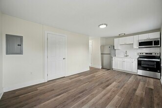 109 W Queen Ln in Philadelphia, PA - Building Photo - Building Photo