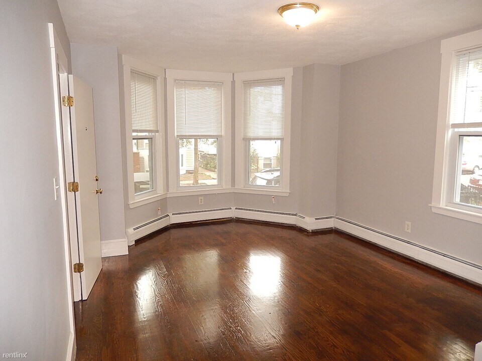 379 Windsor St-Unit -Apt 3 in Cambridge, MA - Building Photo