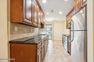 70 Overlook Way in Englishtown, NJ - Foto de edificio - Building Photo