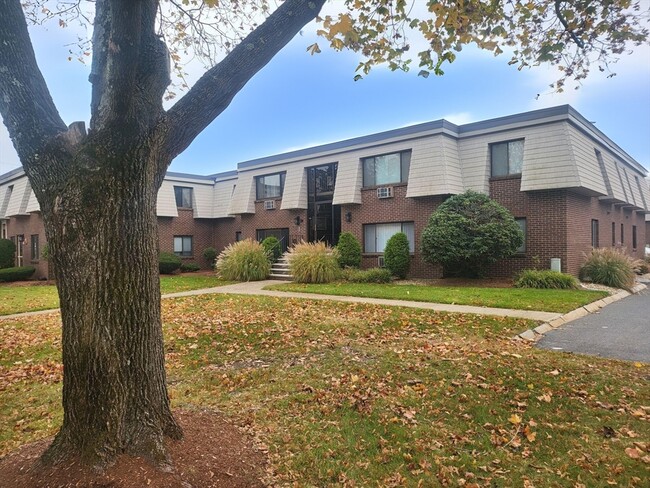 1 Hallmark Gdns in Burlington, MA - Building Photo - Building Photo