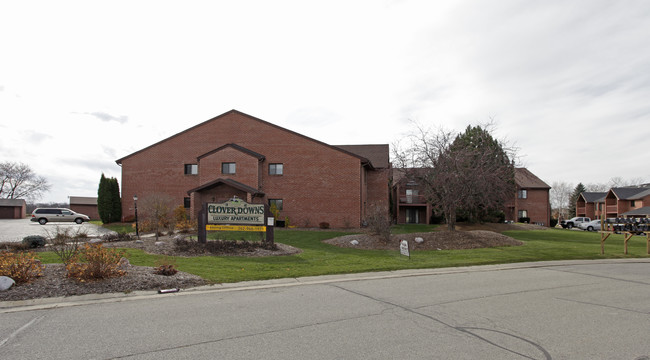 Clover Downs Condominiums in Sussex, WI - Foto de edificio - Building Photo