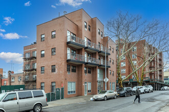 136-20 Cherry Ave in Flushing, NY - Building Photo - Building Photo