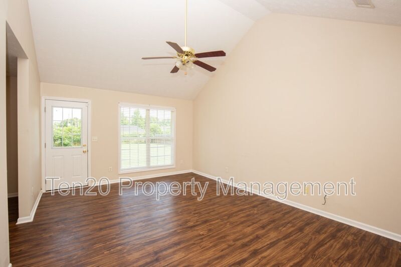 39 Farmbrook Dr in Fort Mitchell, AL - Building Photo