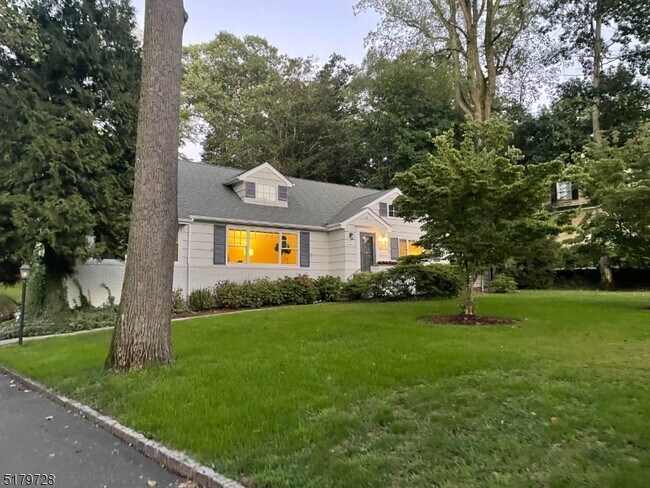 241 Summit Ave in Summit, NJ - Building Photo - Building Photo