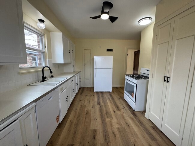 234 E Pleasant St in Davenport, IA - Building Photo - Building Photo