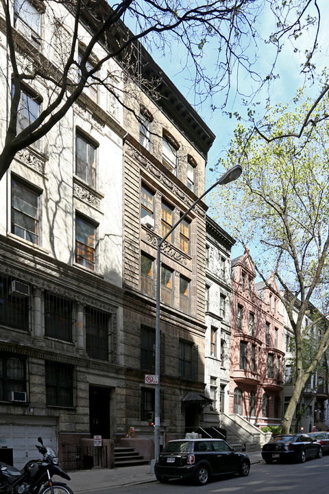 65 W 68th St in New York, NY - Building Photo