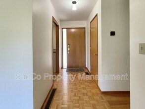 5751 NE Lisbon Way in Hillsboro, OR - Building Photo - Building Photo