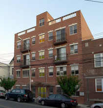 10223 43rd Ave in Flushing, NY - Foto de edificio - Building Photo