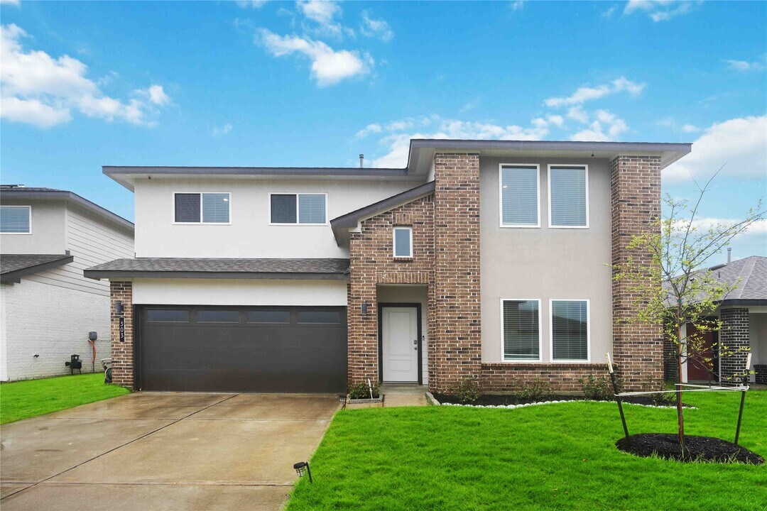 303 William Ln in Arcola, TX - Building Photo