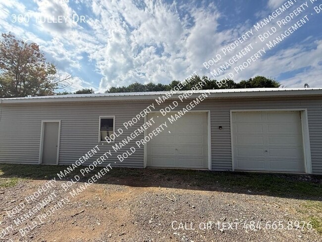 300 Tulley Dr in Bernville, PA - Foto de edificio - Building Photo