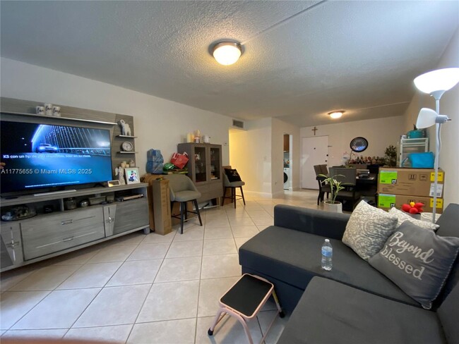 9360 Fontainebleau Blvd in Miami, FL - Building Photo - Building Photo