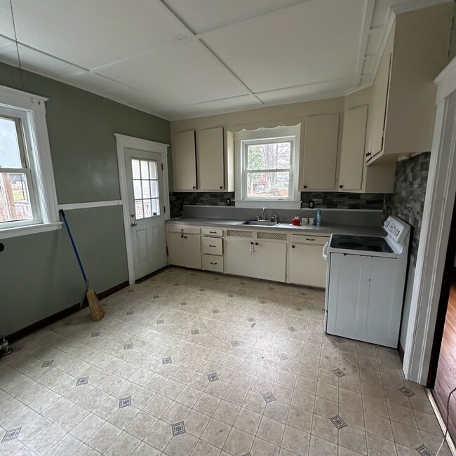 18 Harris St, Unit Central Pittsfield Apt. in Pittsfield, MA - Foto de edificio - Building Photo