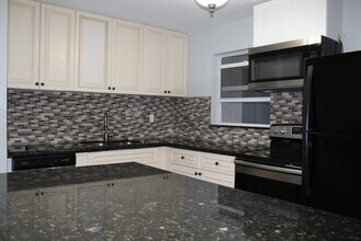 921 Pine Terrace in Lake Worth Beach, FL - Building Photo - Building Photo