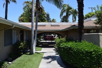 Atrium Gardens in Anaheim, CA - Foto de edificio - Building Photo