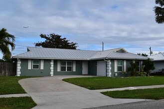 826 Palama Way in Lantana, FL - Foto de edificio - Building Photo