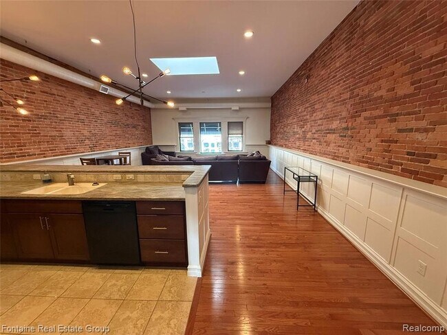 107 W Grand River Ave in Howell, MI - Foto de edificio - Building Photo