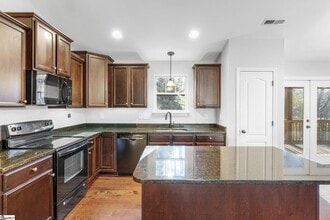 207 Blacks Dr in Greenville, SC - Foto de edificio - Building Photo