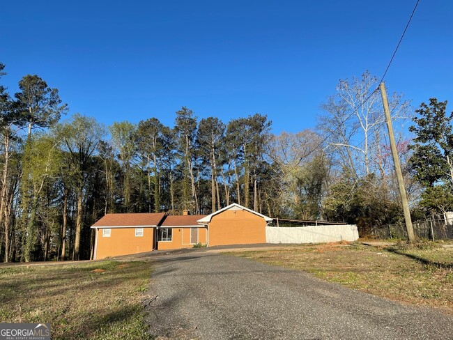 946 Hambrick Rd in Stone Mountain, GA - Building Photo - Building Photo