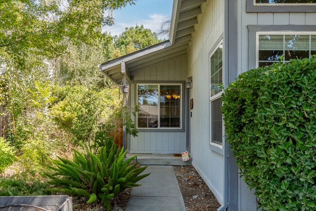 920 N Lincoln St in Dixon, CA - Building Photo - Building Photo