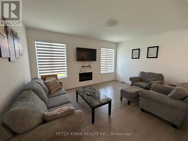 210 Thompson Dr in East Gwillimbury, ON - Building Photo - Building Photo