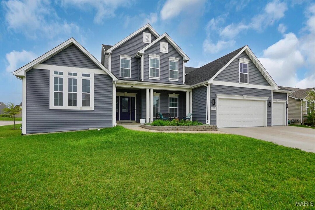 215 Wyndemere Ln in Lake St. Louis, MO - Building Photo