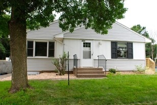 5071 Sunnyside Rd in Mounds View, MN - Building Photo