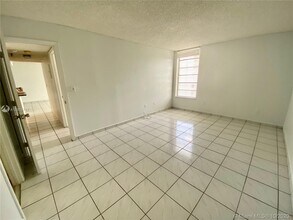 9686 Fontainebleau Blvd-Unit -407 in Miami, FL - Foto de edificio - Building Photo