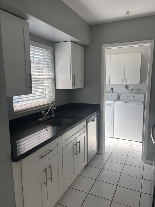 1618 NE 25th St in Wilton Manors, FL - Building Photo