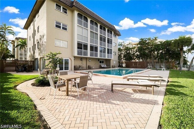 9486 Gulf Shore Dr in Naples, FL - Foto de edificio - Building Photo